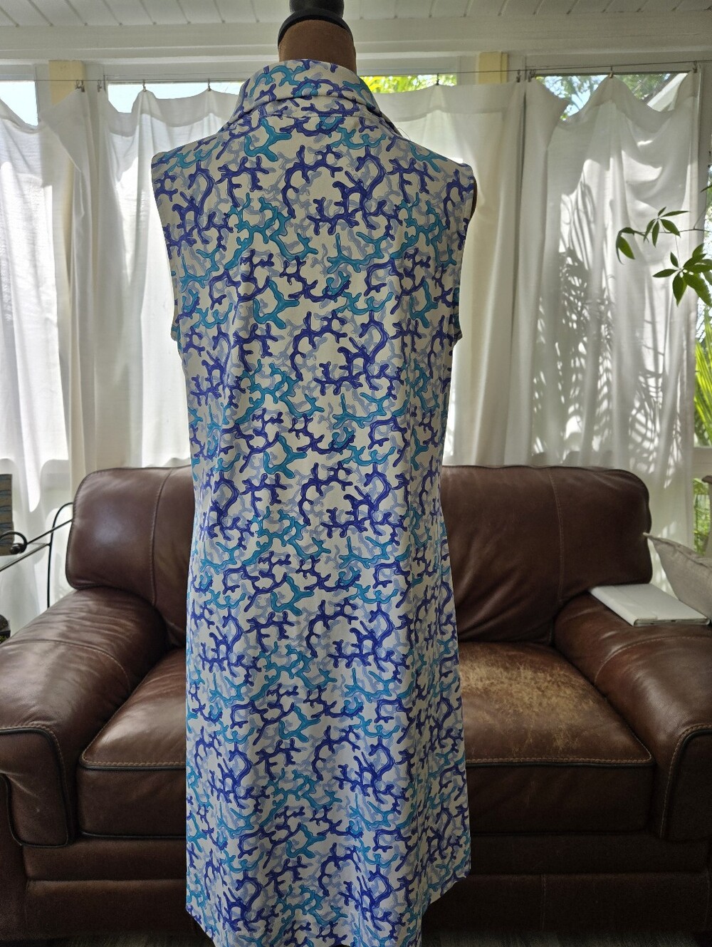 Sleeveless Aqua Geometric Zip-Front Dress And Blue And White Coral Pattern - Picture 4 of 11